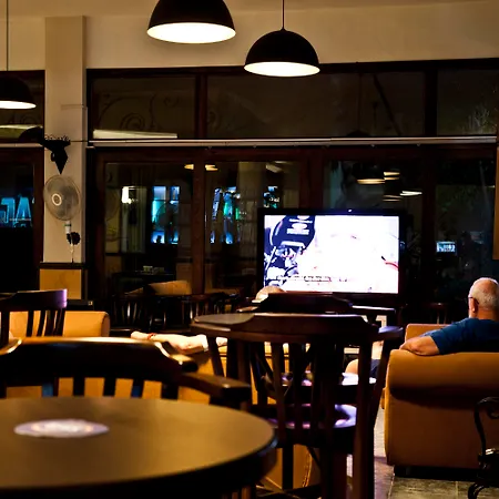 T And G * Μαρμαρίς